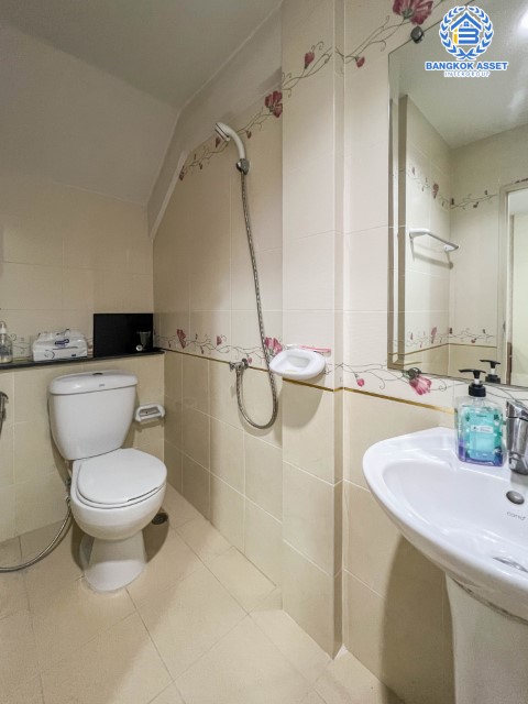 ทาวน์เฮ้าส์มือสองย่านนนทบุรี ม.ลิฟวิ่งพาร์ค พระราม5 เนื้อที่เกือบ 20 ตร.ว. ฟังก์ชัน 3 ห้องนอน 3 ห้องน้ำ 2 ที่จอดรถ บ้านสภาพดี พร้อมเข้าอยู่ มาพร้อมของแถมเพียบ!  3 เครื่องปรับอากาศ, 2 เครื่องทำน้ำอุ่น ฯลฯ บนทำศักยภาพ ใกล้ท่าน้ำนนท์ ทางด่วน "ศรีรัช" รีบจองเลย!